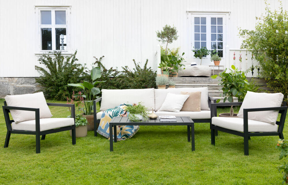 Røst sofagruppe sort og rutet beige vanntette putetrekk