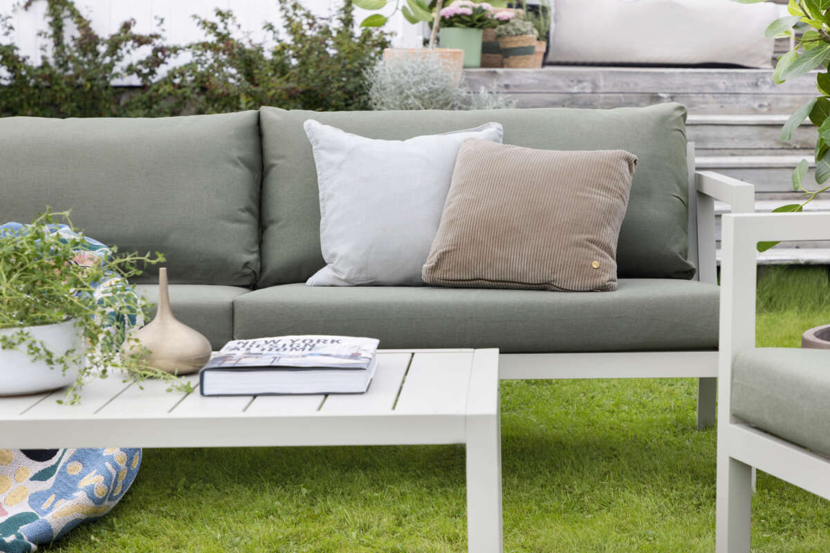 Røst sofagruppe kalk og grønne vanntette putetrekk