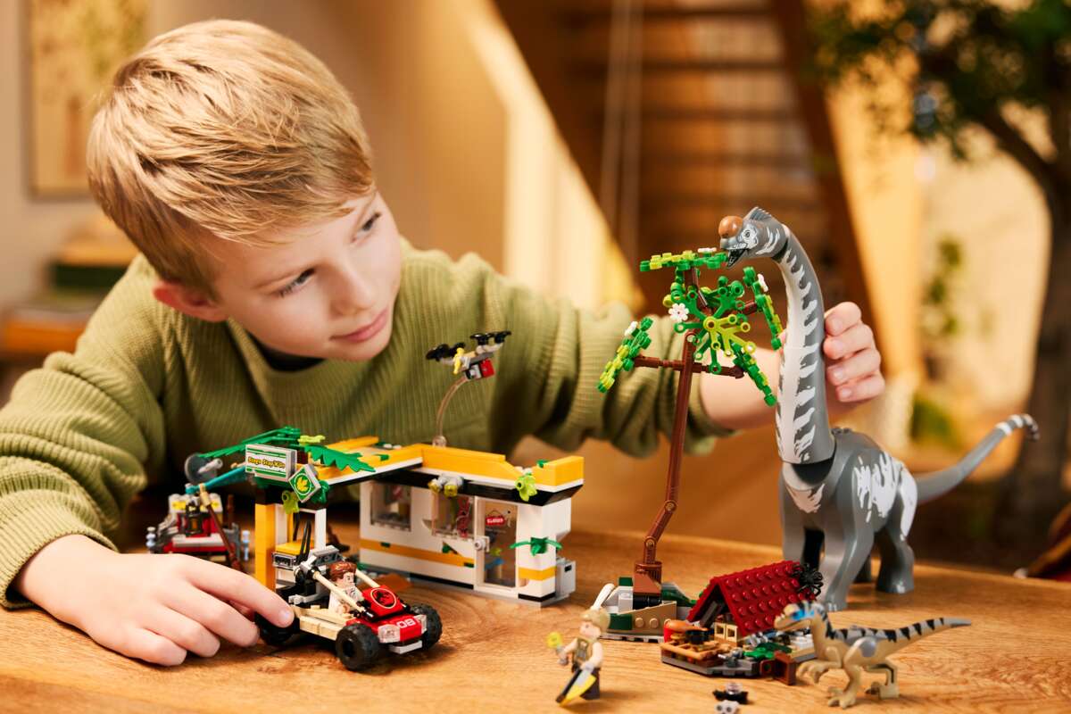 LEGO® Jurassic World På sporet av titanosaurus og raptor 76973