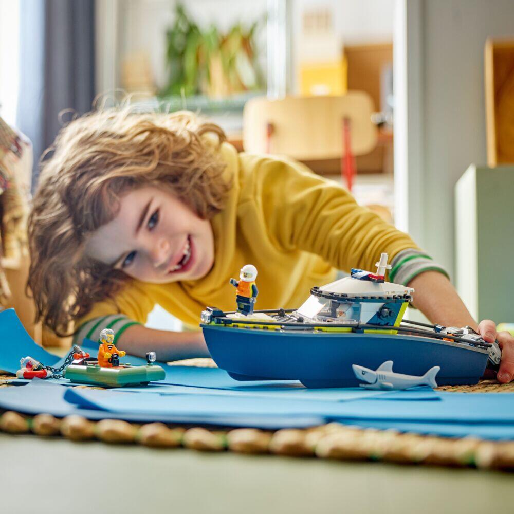 LEGO® City Skurkejakt med politibåt leke og flytende hurtigbåt og jolle 60456