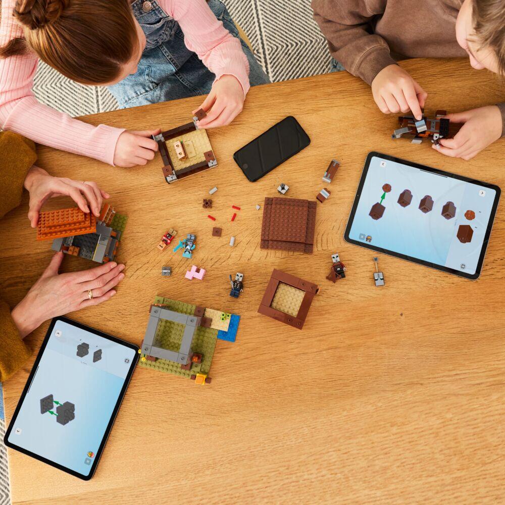 LEGO® Minecraft® Røvernes utpost og olmt beist 21278