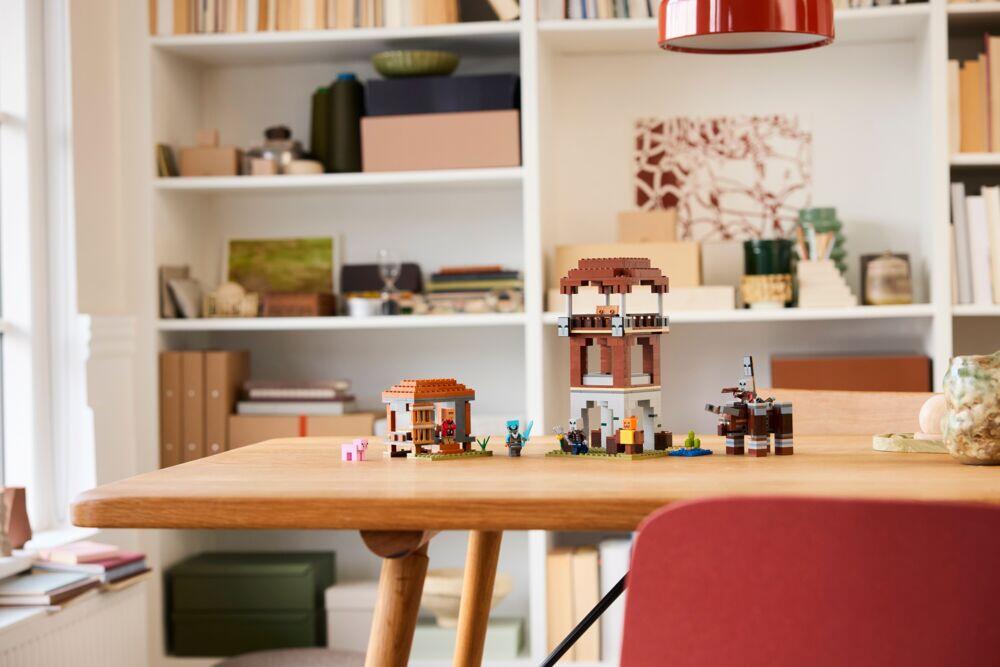 LEGO® Minecraft® Røvernes utpost og olmt beist 21278