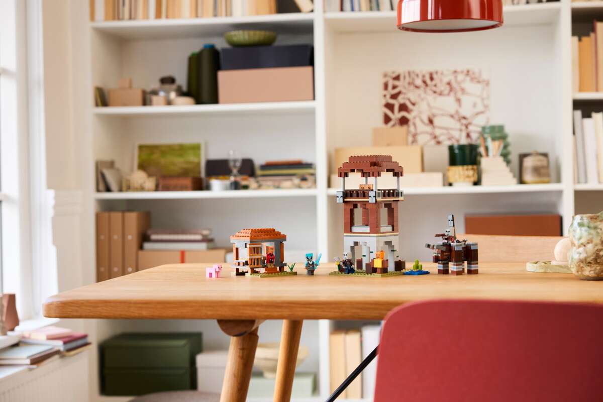 LEGO® Minecraft® Røvernes utpost og olmt beist 21278