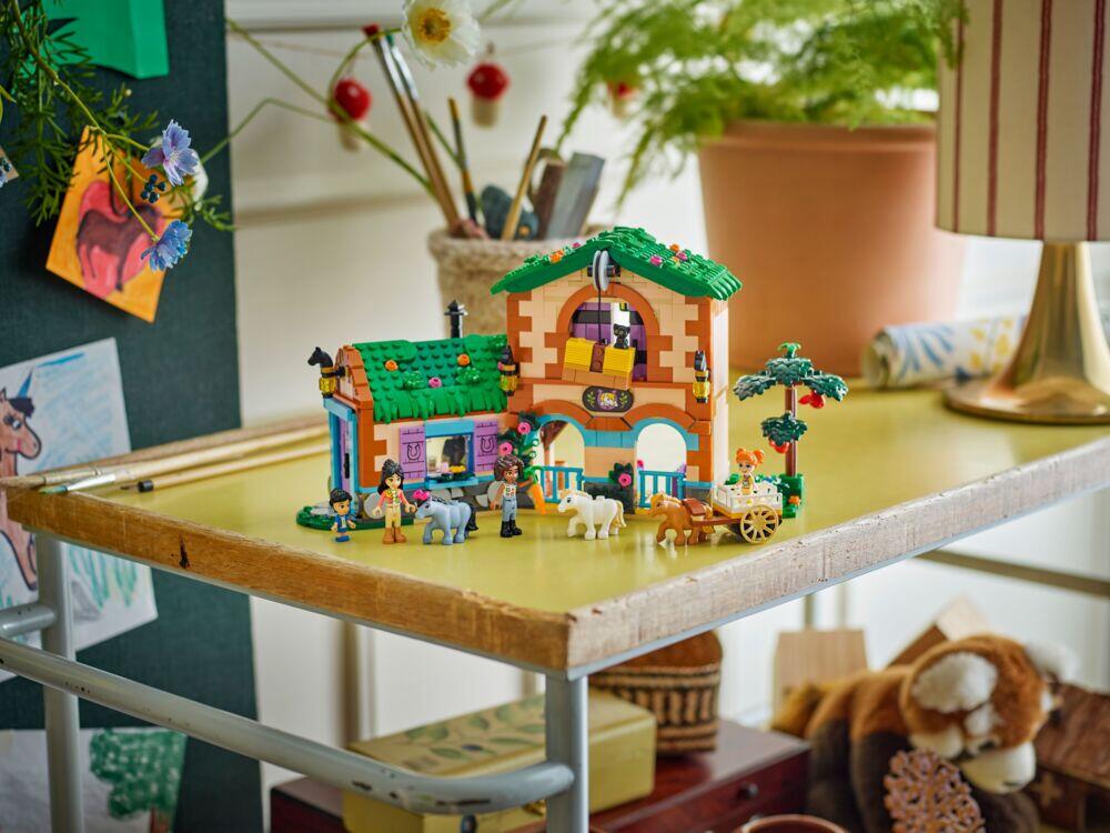 LEGO® Friends Ponniranch med stall 42654
