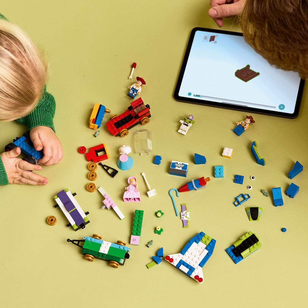 LEGO® ǀ Disney og Pixars Festtog og fjernstyrt bil fra Toy Story 43264