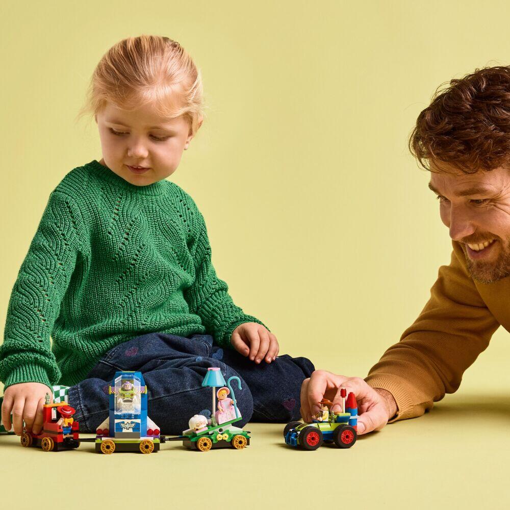 LEGO® ǀ Disney og Pixars Festtog og fjernstyrt bil fra Toy Story 43264
