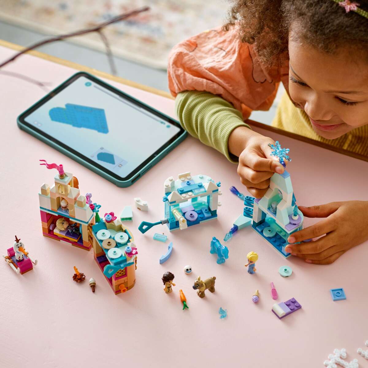 LEGO® ǀ Disney Frost Minimodeller av Arendelle-slottet og Elsas ispalass 43278