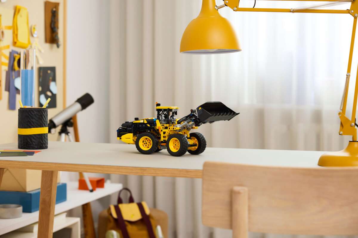 LEGO® Technic™ Volvo L120 Electric hjullaster 42209