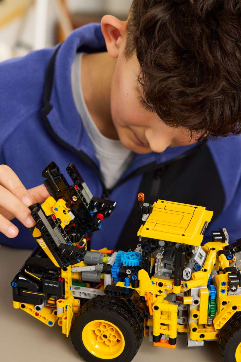 LEGO® Technic™ Volvo L120 Electric hjullaster 42209