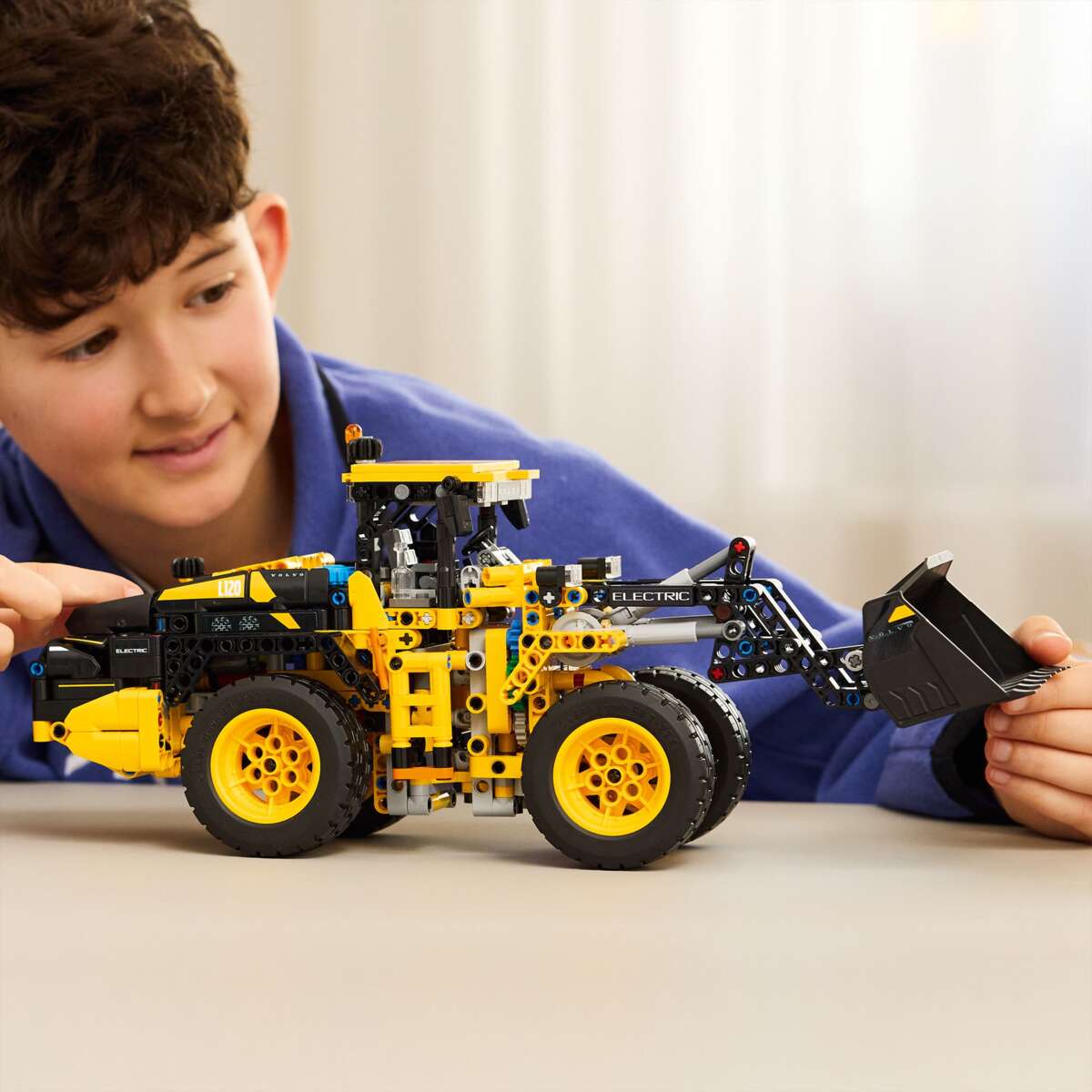 LEGO® Technic™ Volvo L120 Electric hjullaster 42209