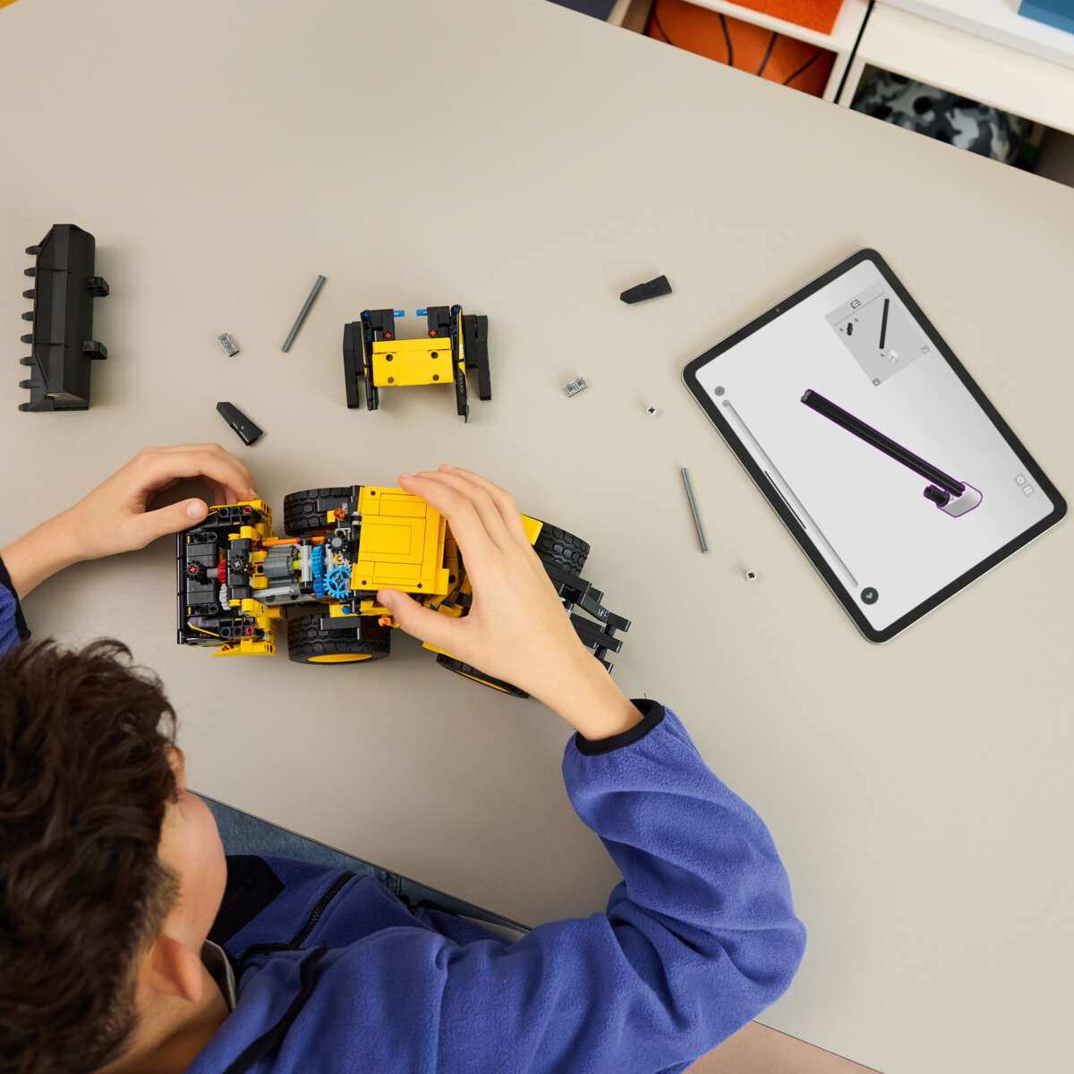 LEGO® Technic™ Volvo L120 Electric hjullaster 42209