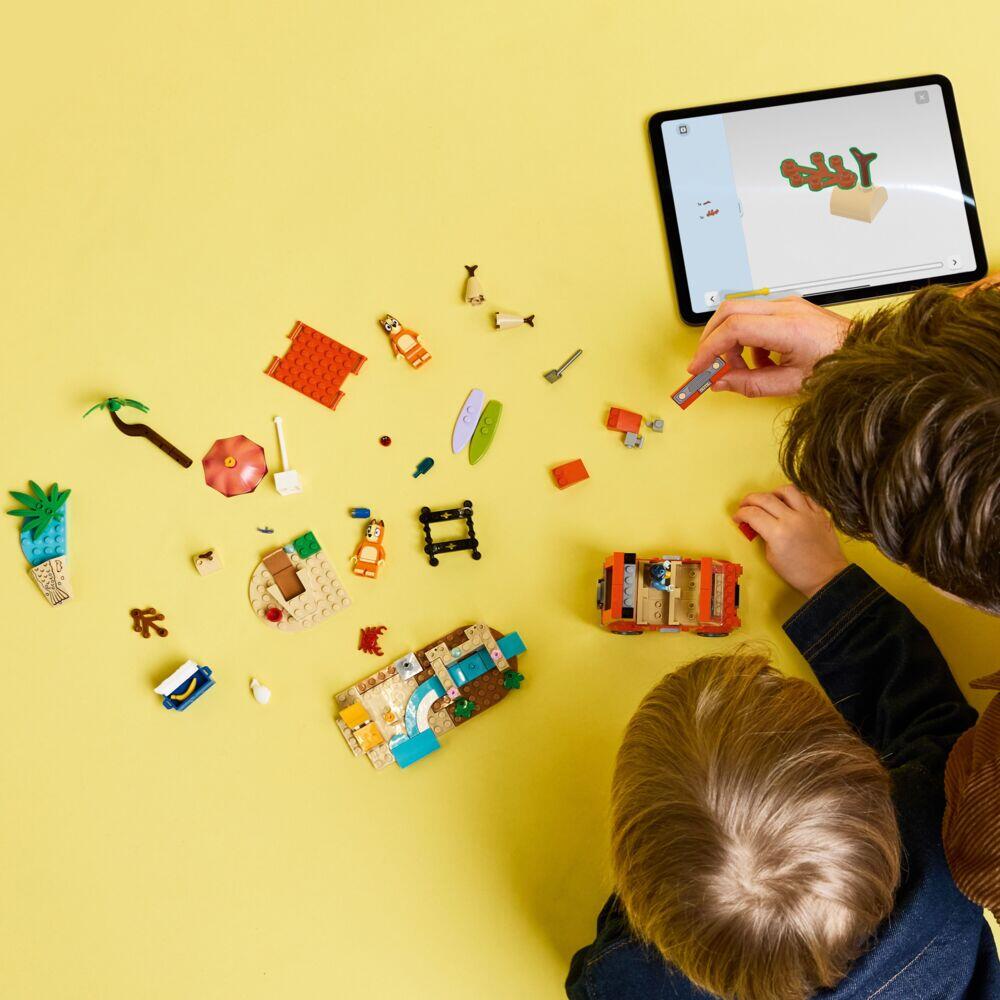 LEGO® Bluey: Bluey og familiens biltur til stranden 11202