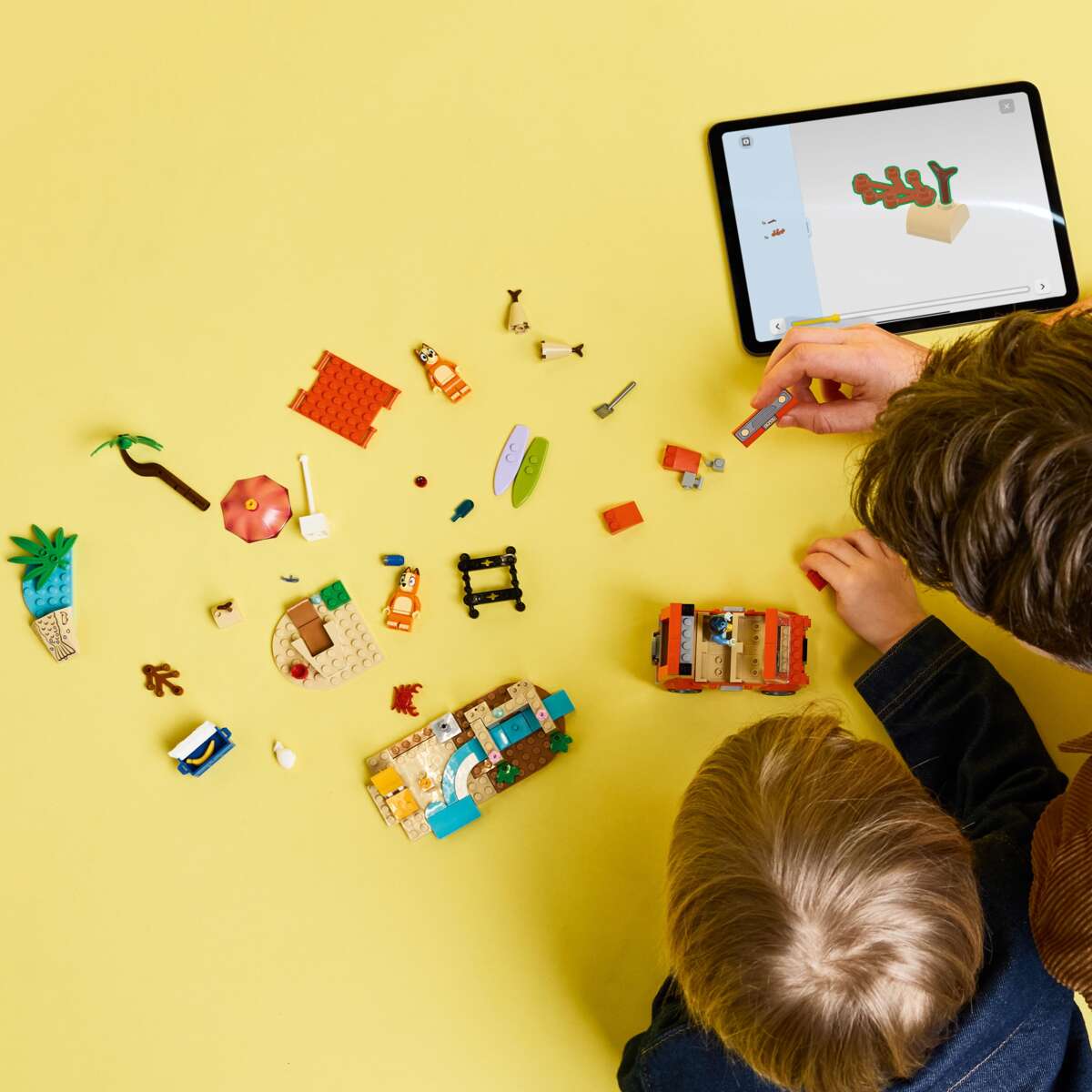 LEGO® Bluey: Bluey og familiens biltur til stranden 11202