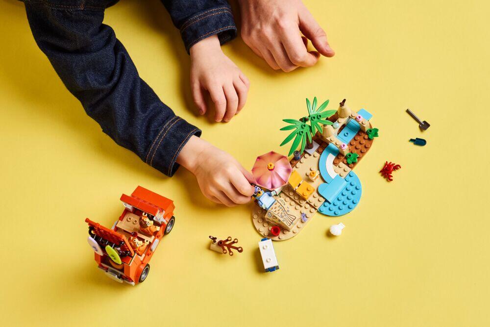 LEGO® Bluey: Bluey og familiens biltur til stranden 11202