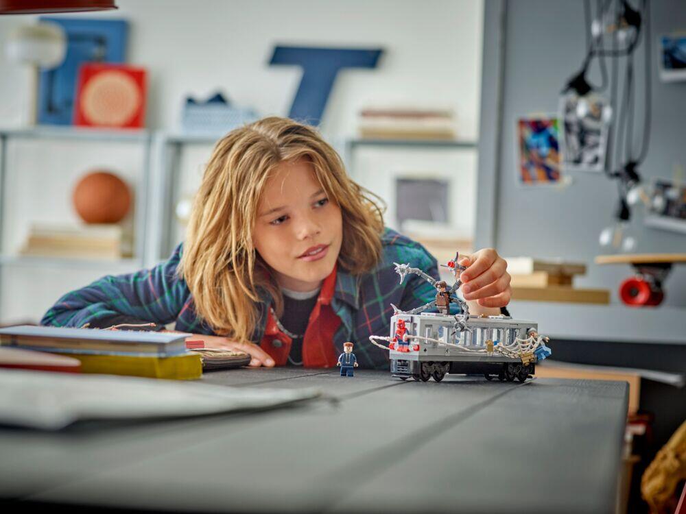 LEGO® ǀ Marvel Spider-Man mot Doc Ock: T-banescenen 76321