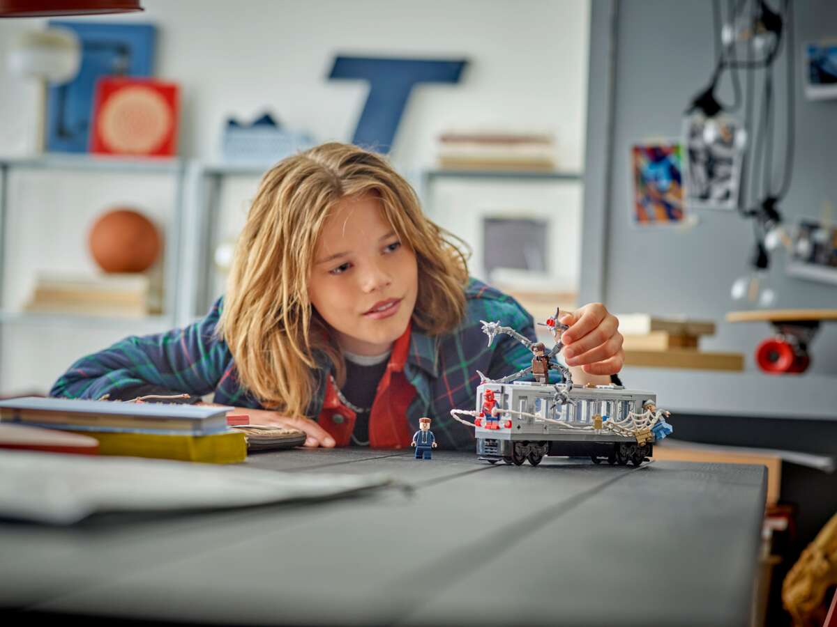 LEGO® ǀ Marvel Spider-Man mot Doc Ock: T-banescenen 76321
