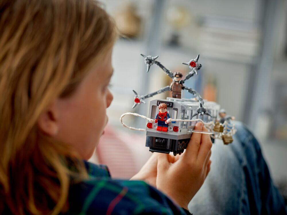 LEGO® ǀ Marvel Spider-Man mot Doc Ock: T-banescenen 76321