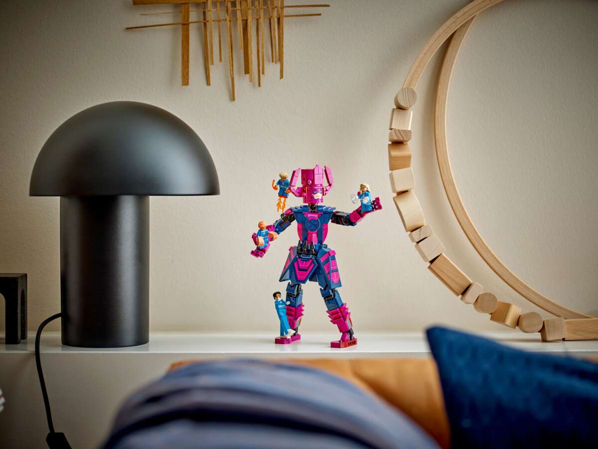 LEGO® ǀ Marvel Fantastic Four mot Galactus-byggefigur 76316