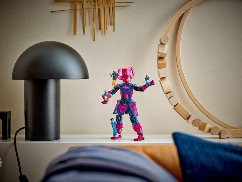 LEGO® ǀ Marvel Fantastic Four mot Galactus-byggefigur 76316
