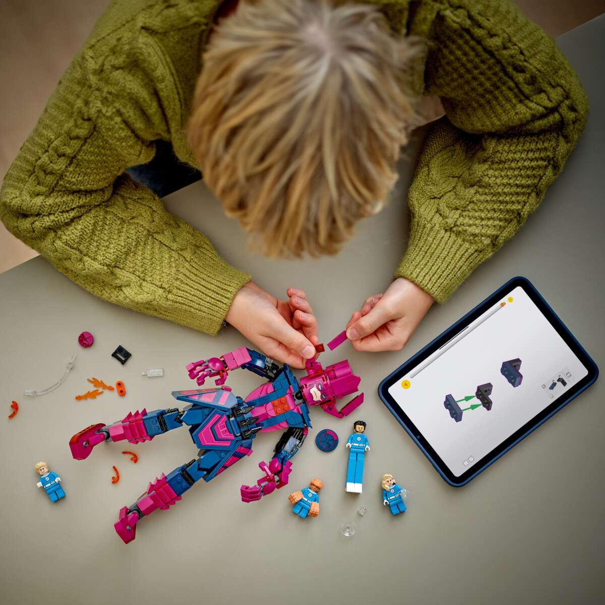 LEGO® ǀ Marvel Fantastic Four mot Galactus-byggefigur 76316