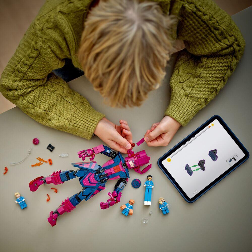 LEGO® ǀ Marvel Fantastic Four mot Galactus-byggefigur 76316