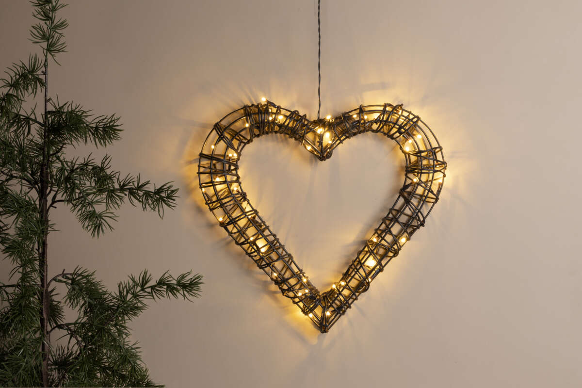 Hjerte veggdekor i kunstrotting med lys