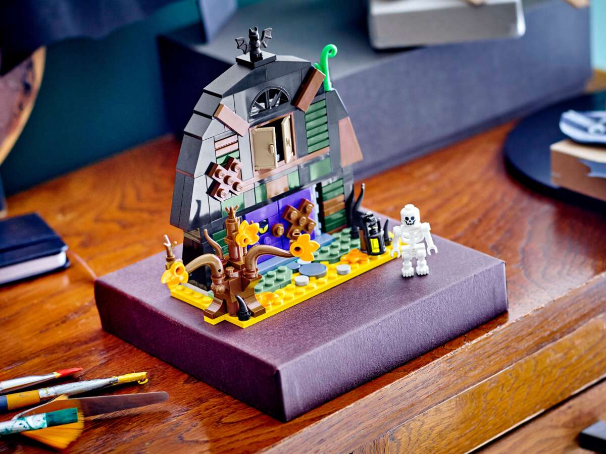 LEGO® Halloween-dekorert låve 40721