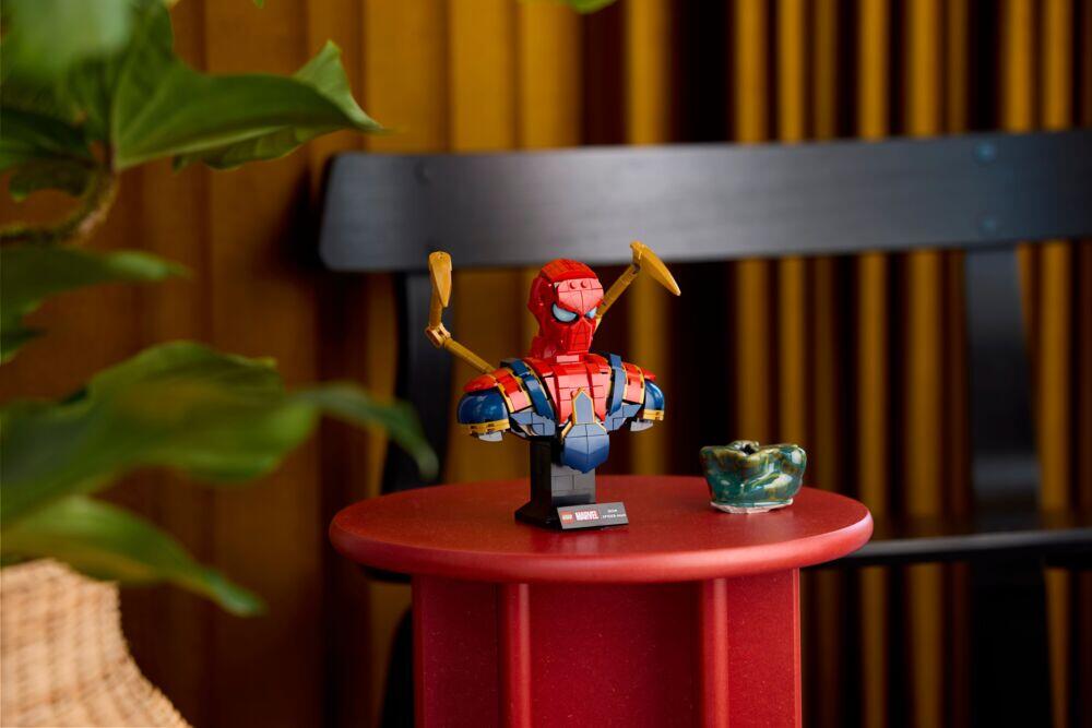 LEGO® ǀ Marvel Byste av Iron Spider-Man 76326
