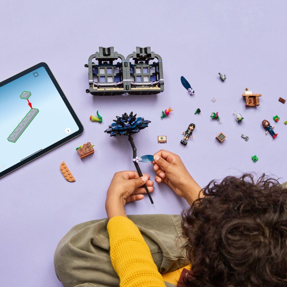 LEGO® Wednesday Svart georgine 76784