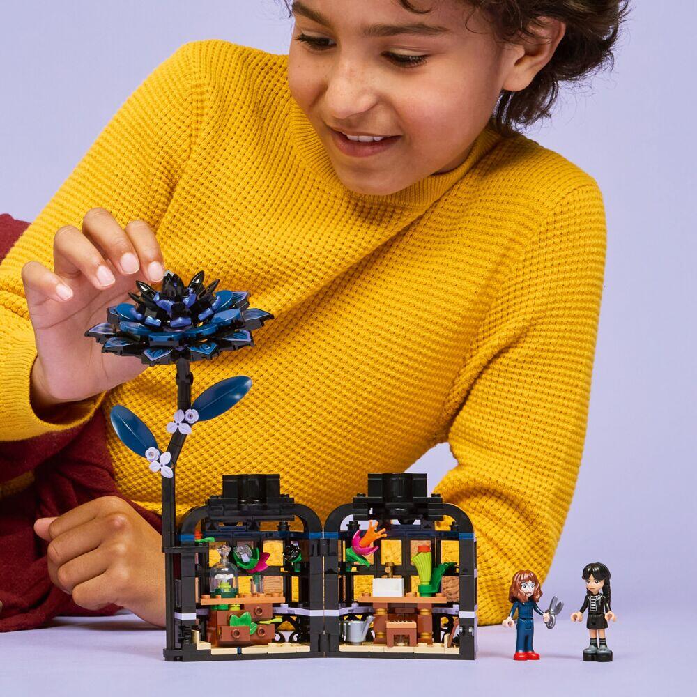 LEGO® Wednesday Svart georgine 76784