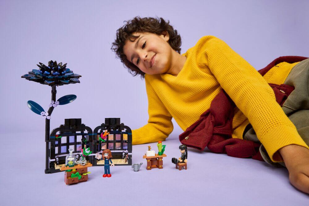 LEGO® Wednesday Svart georgine 76784