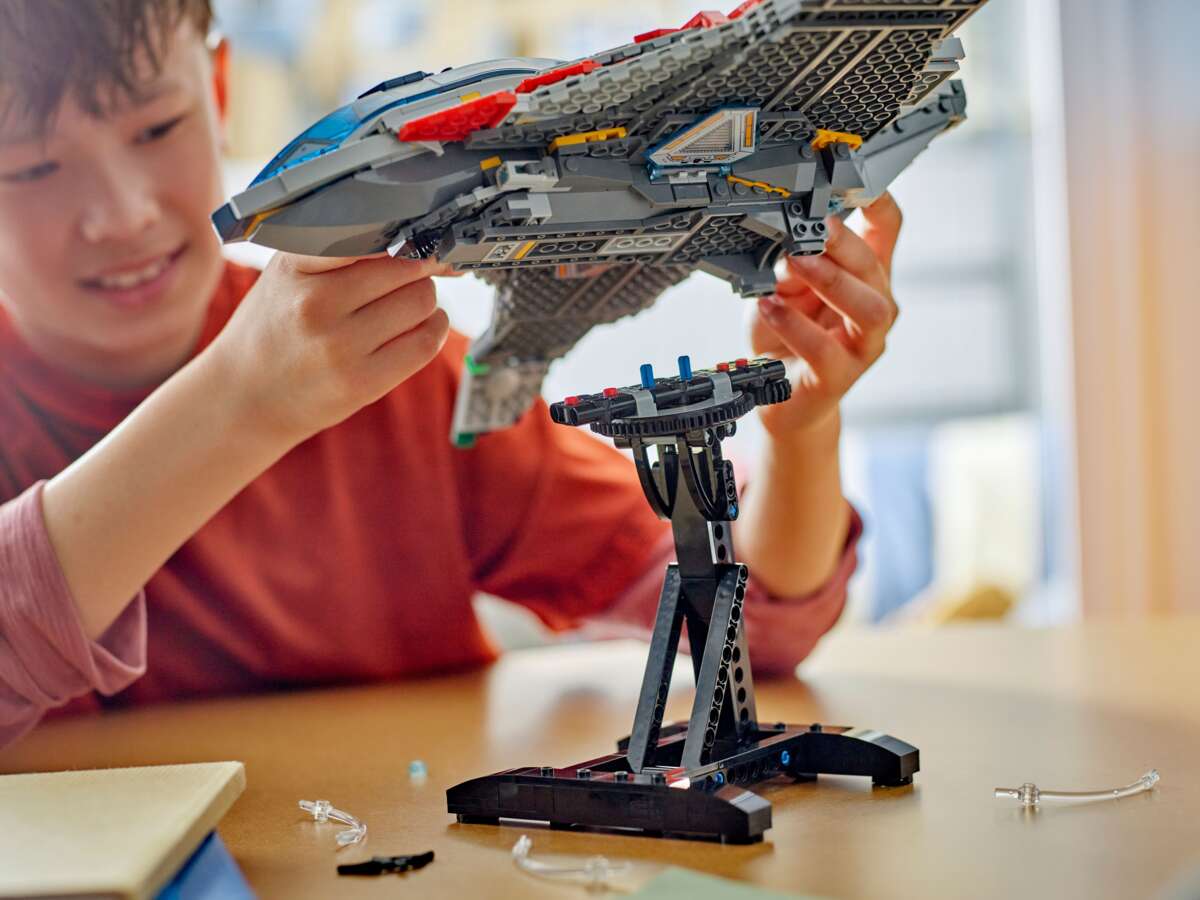 LEGO® ǀ Marvel Avengers: Age of Ultron Quinjet 76325