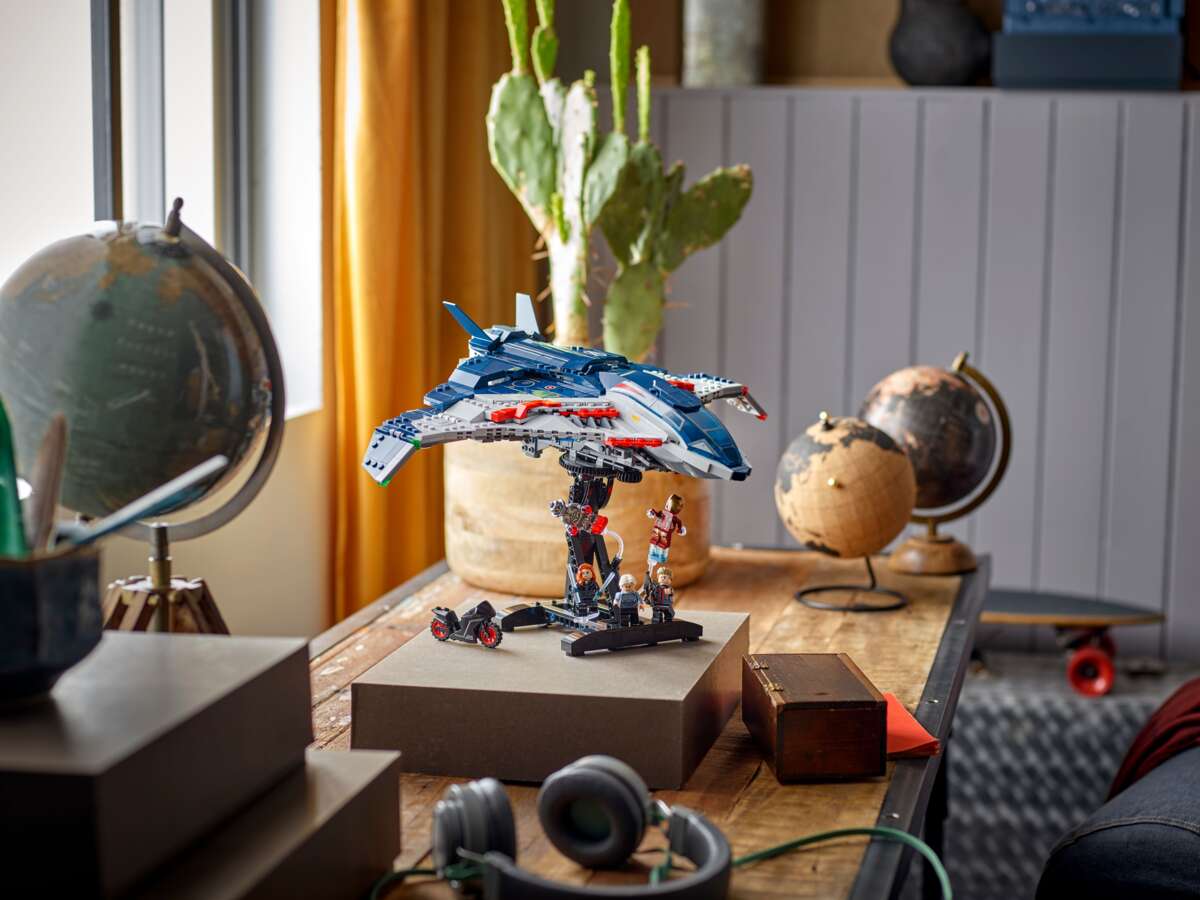 LEGO® ǀ Marvel Avengers: Age of Ultron Quinjet 76325
