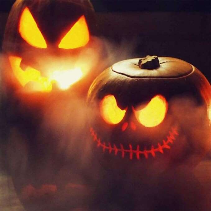 Halloween røykmaskin med fargeskiftende lys