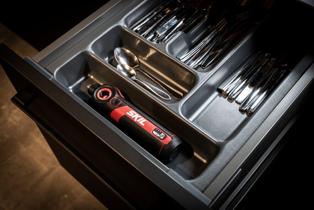 Skil 2714 batteridrevet skrutrekker m/bits