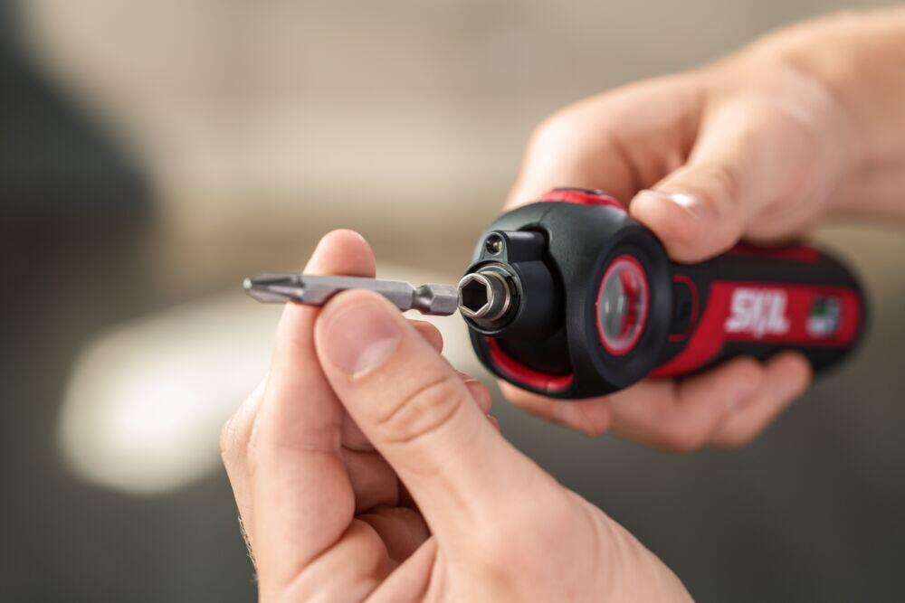 Skil 2714 batteridrevet skrutrekker m/bits