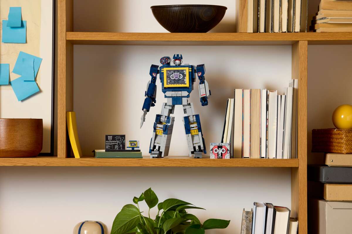 LEGO® Icons Transformers: Soundwave 10358