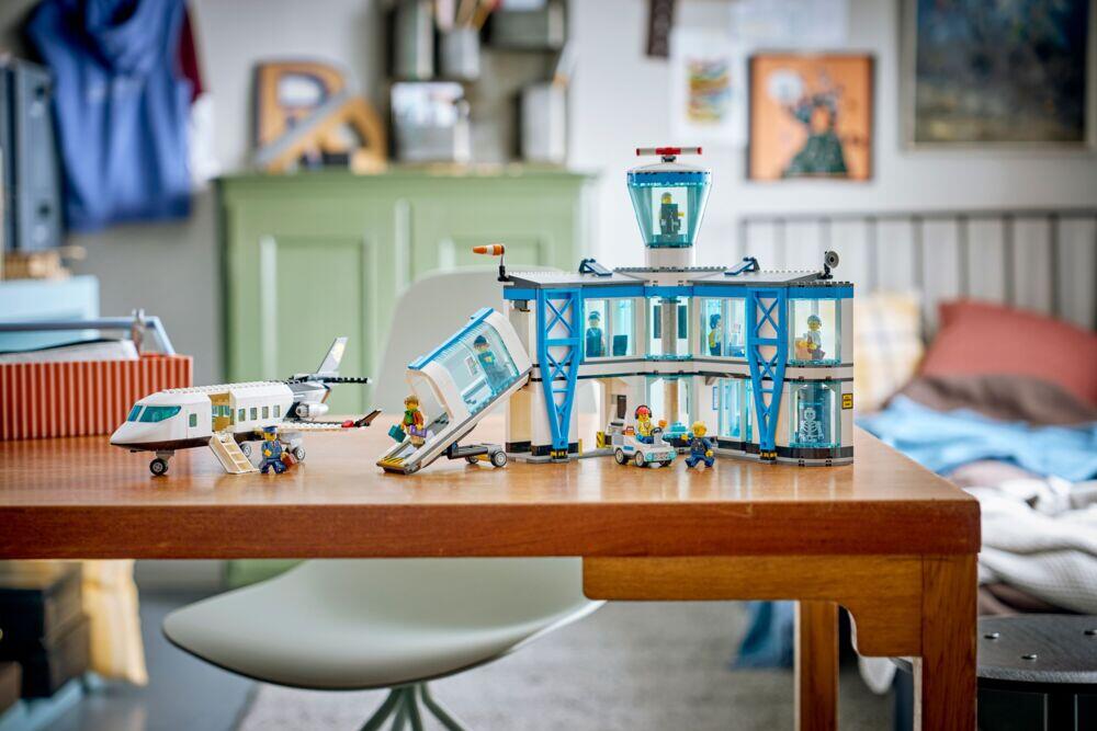 LEGO® City Flyplass og fly  60502