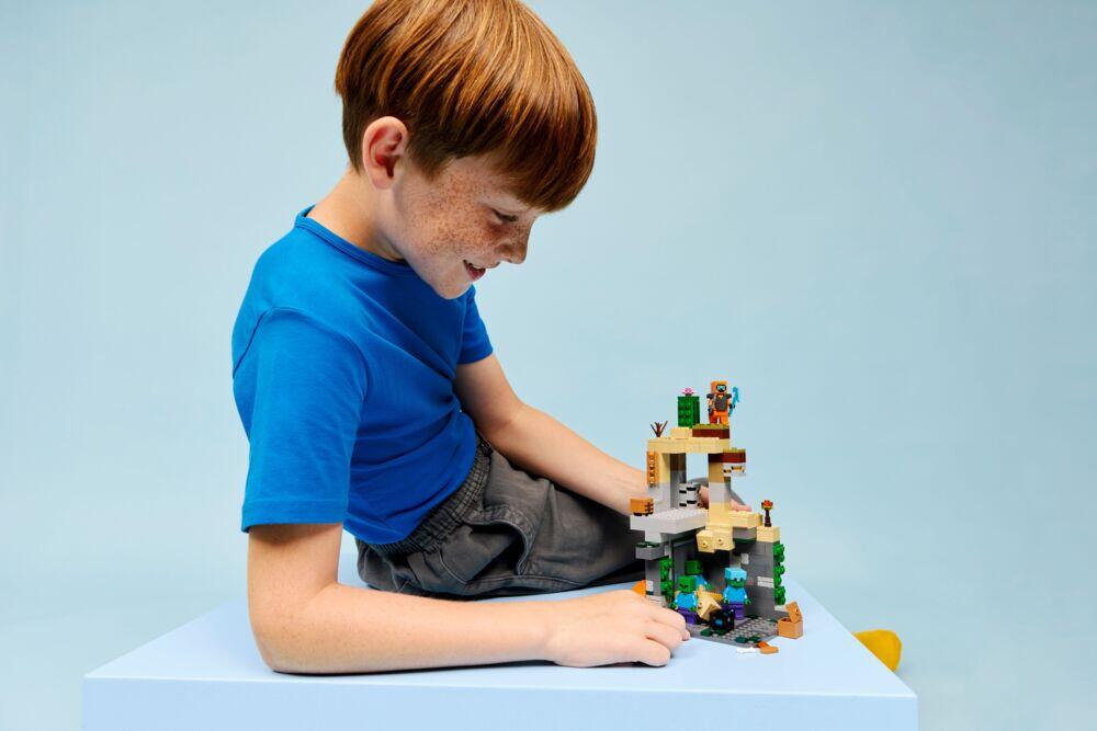 LEGO® Minecraft® Zombie-fangehull 21587