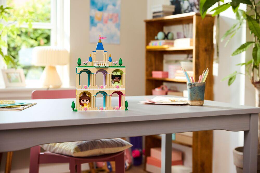 LEGO® ǀ Disney Princess Miniatyrer av Belle og Tiana med slott 43291