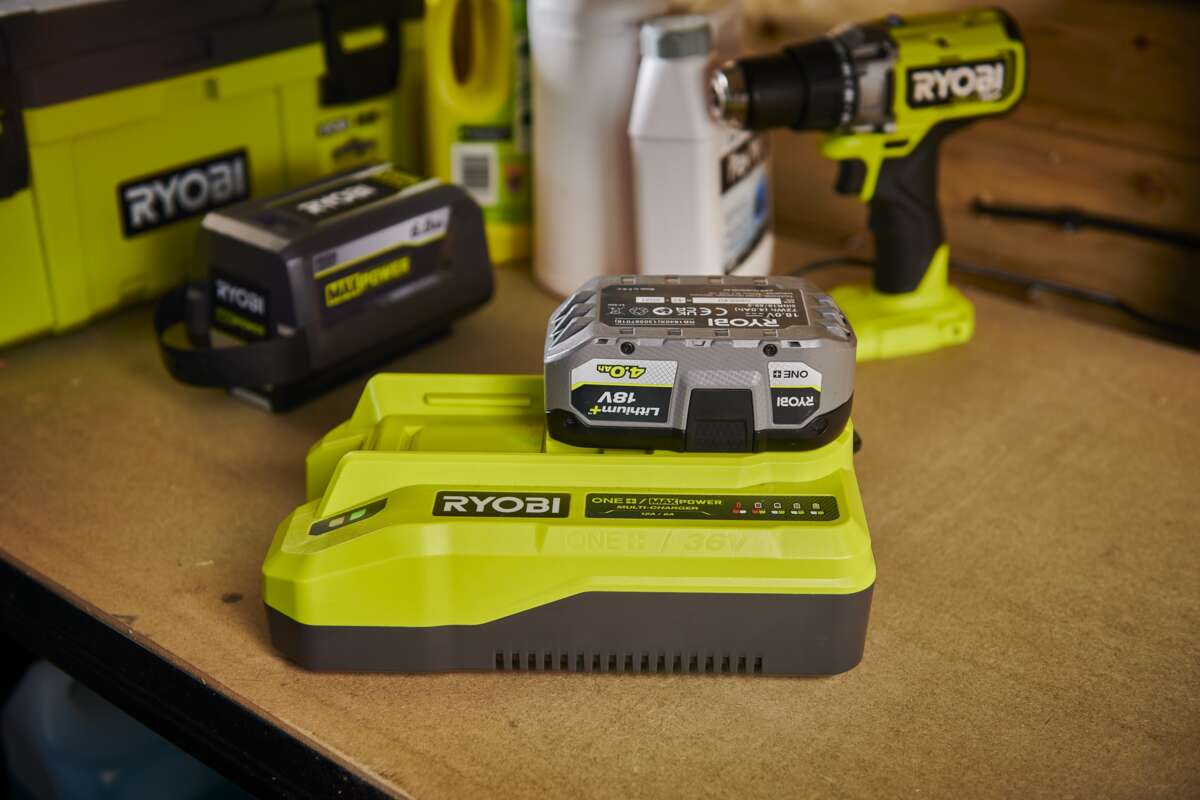 Ryobi ONE+™ og Max Power RC1836112 hurtiglader med dobbelspenning