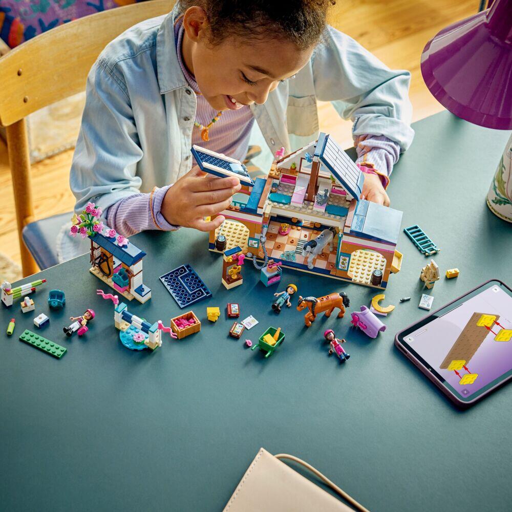 LEGO® Friends Rideskole med stall 42688