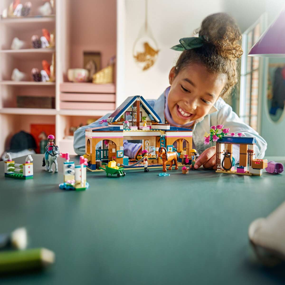 LEGO® Friends Rideskole med stall 42688