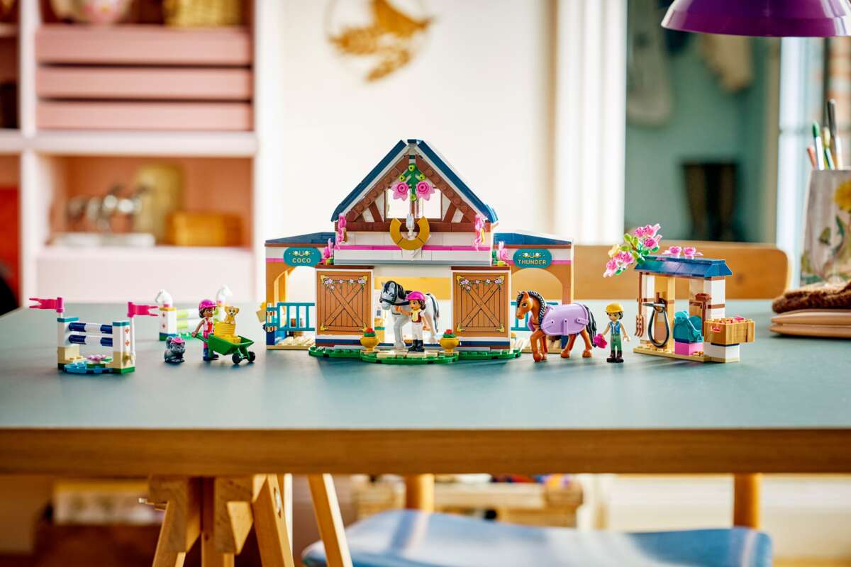 LEGO® Friends Rideskole med stall 42688