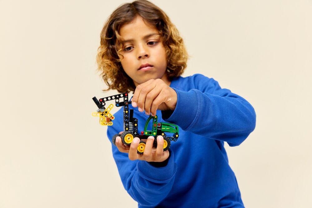 LEGO® Technic John Deere 1470H hjuldrevet hogstmaskin 42218