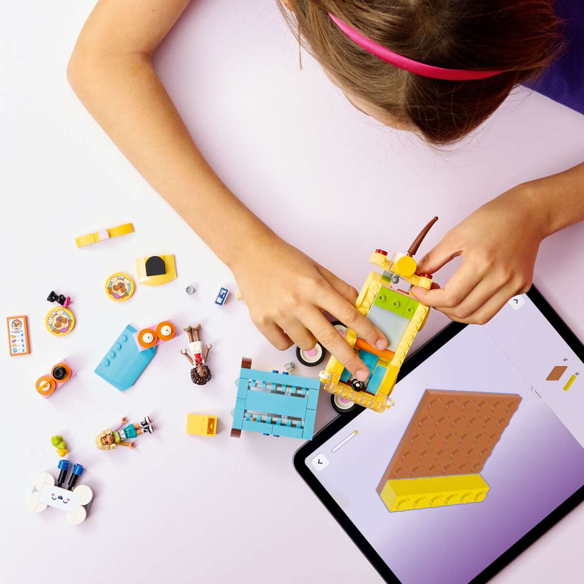 LEGO® Friends Varebil med dyretilbehør 42678