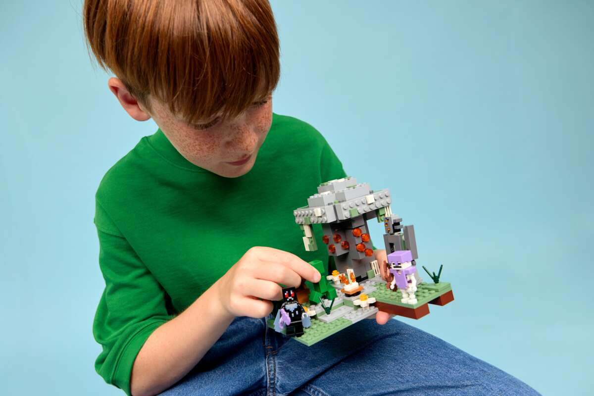 LEGO® Minecraft® Den bleke hagen 21586