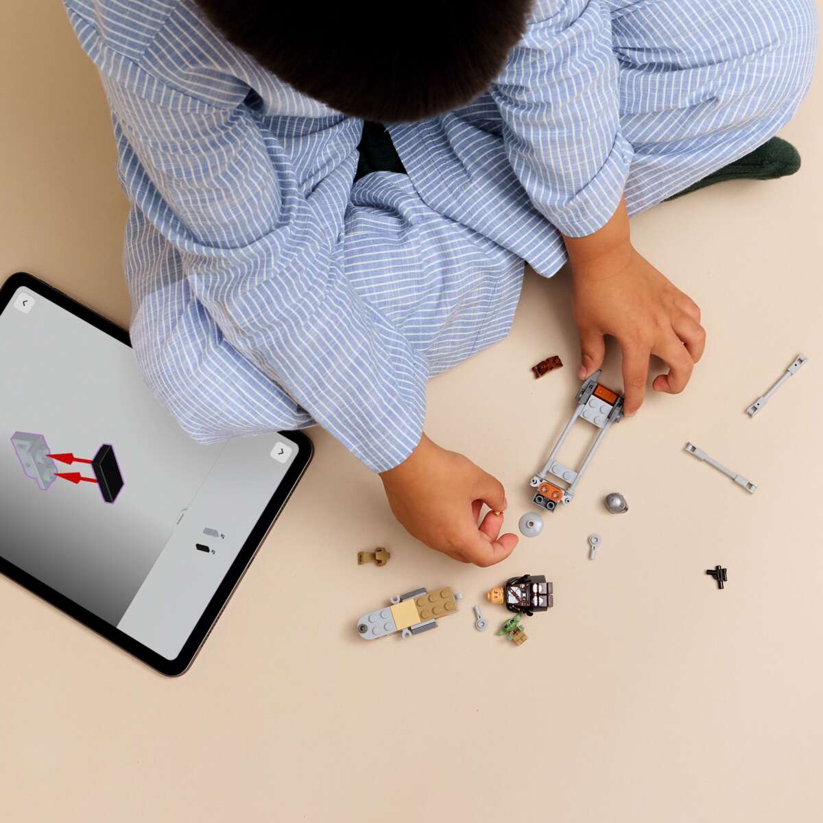 LEGO® Star Wars™ Mandalorianeren og Grogus speedersykkel 75436