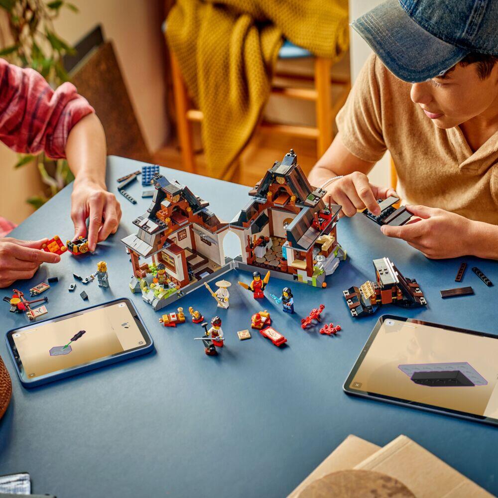 LEGO® NINJAGO® 15-årsjubileumssett med 4 våpen-smia 71858