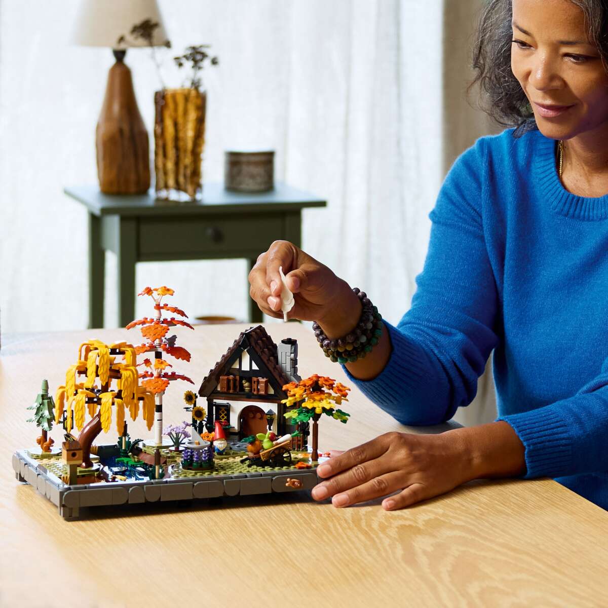 LEGO® Icons Høstlig hage med lite hus 11372
